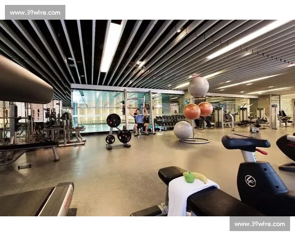 成都公司爆改泳池办公室：2 万元打造网红工位，深水区办公成职场新潮流